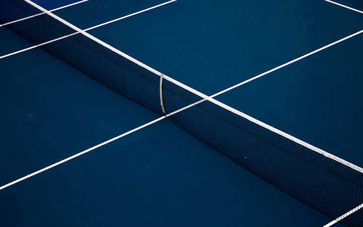 Contoh permukaan lapangan hard court berwarna biru